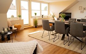 Lichtdurchflutende Wohnoase-Stilvoll-ruhig-kostenloser Parkplatz- 24-7 Self Check-in, Langzeit- bis zu 5 Personen